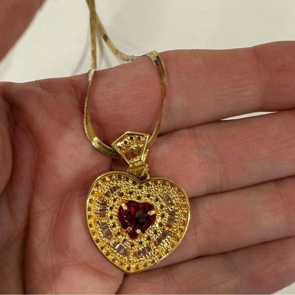 Stauer Cupid heart pendant & chain. Stunning - Picture 6 of 11